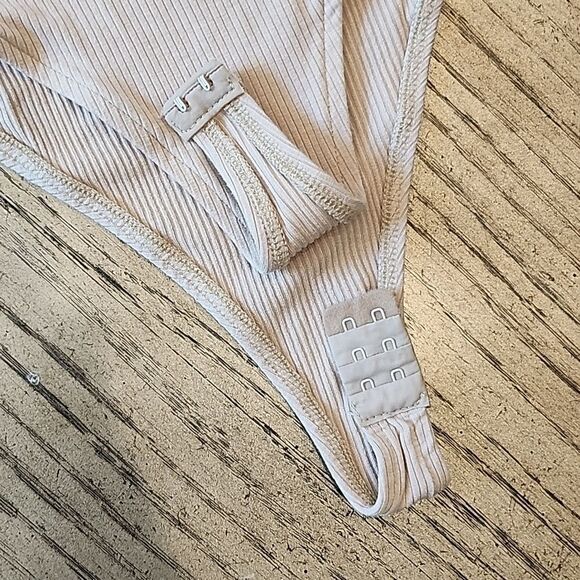 Tan long sleeve ribbed body suit size M - Picture 4 of 8